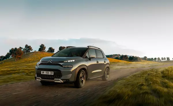 SUV Citroën C3 Aircross sur une route de campagne