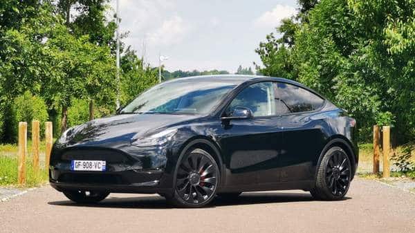 Meilleurs SUV électriques - Tesla Model Y, noir, vue de 3/4 face avant