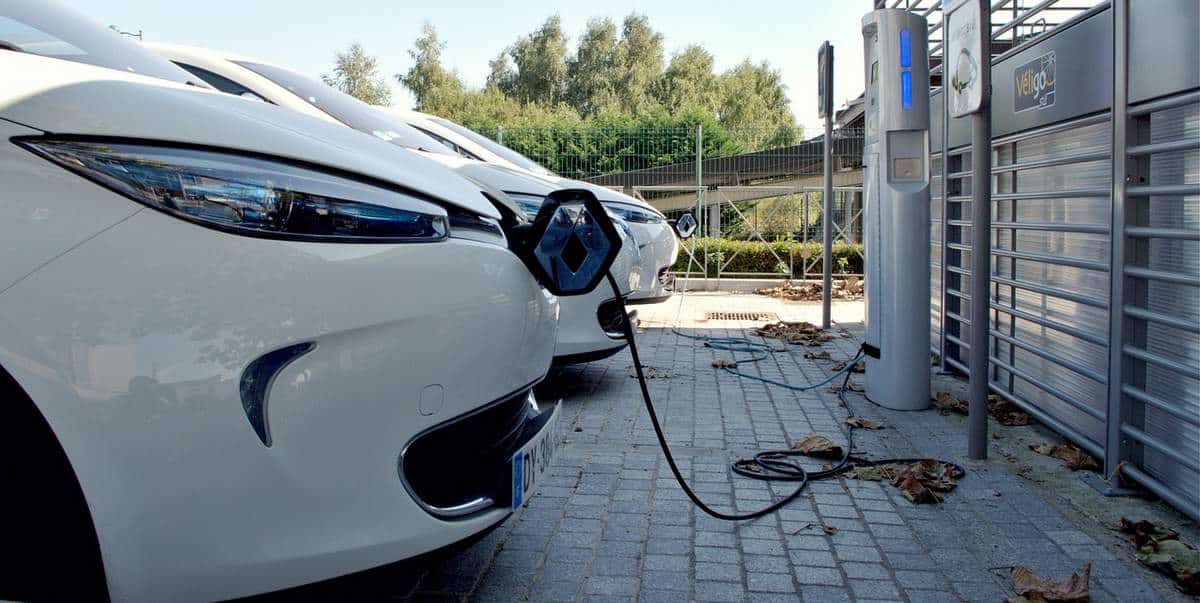 Chargeurs jumelés devant un bâtiment de travail moderne